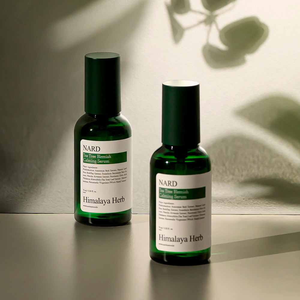 NARD Tea Tree Blemish Soothing Serum 75ml, sérum antimperfections de la marque NARD, flacons verts sur fond clair