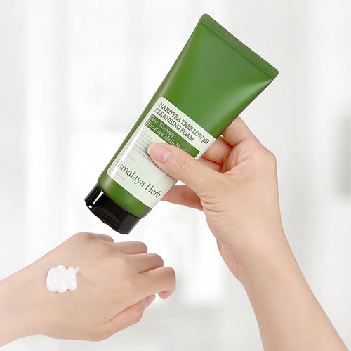 NARD Tea Tree Mildly Acidic Cleansing Foam 150ml de NARD : mousse sur les mains, tube vert, ambiance soins visage.