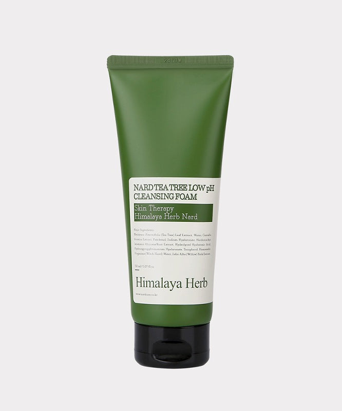 NARD Tea Tree Mildly Acidic Cleansing Foam 150ml, produit NARD en tube vert sur fond clair, contexte visuel skincare.