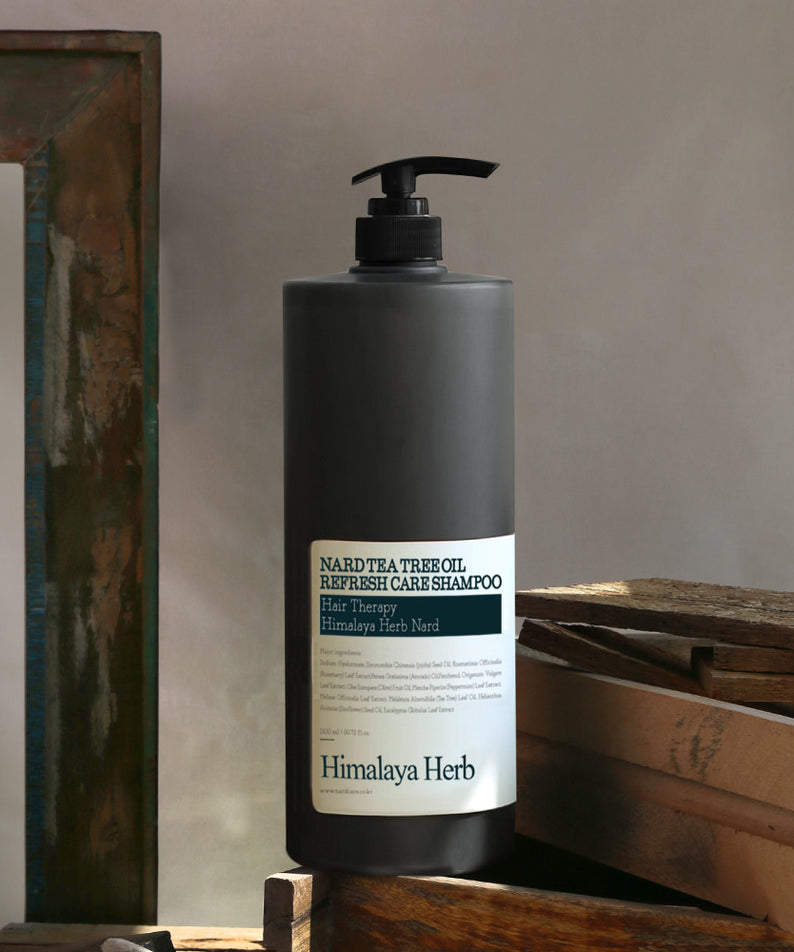 NARD Tea Tree Oil Refreshing Shampoo 1500ml de NARD, flacon pompe sur caisse bois, style salle de bain