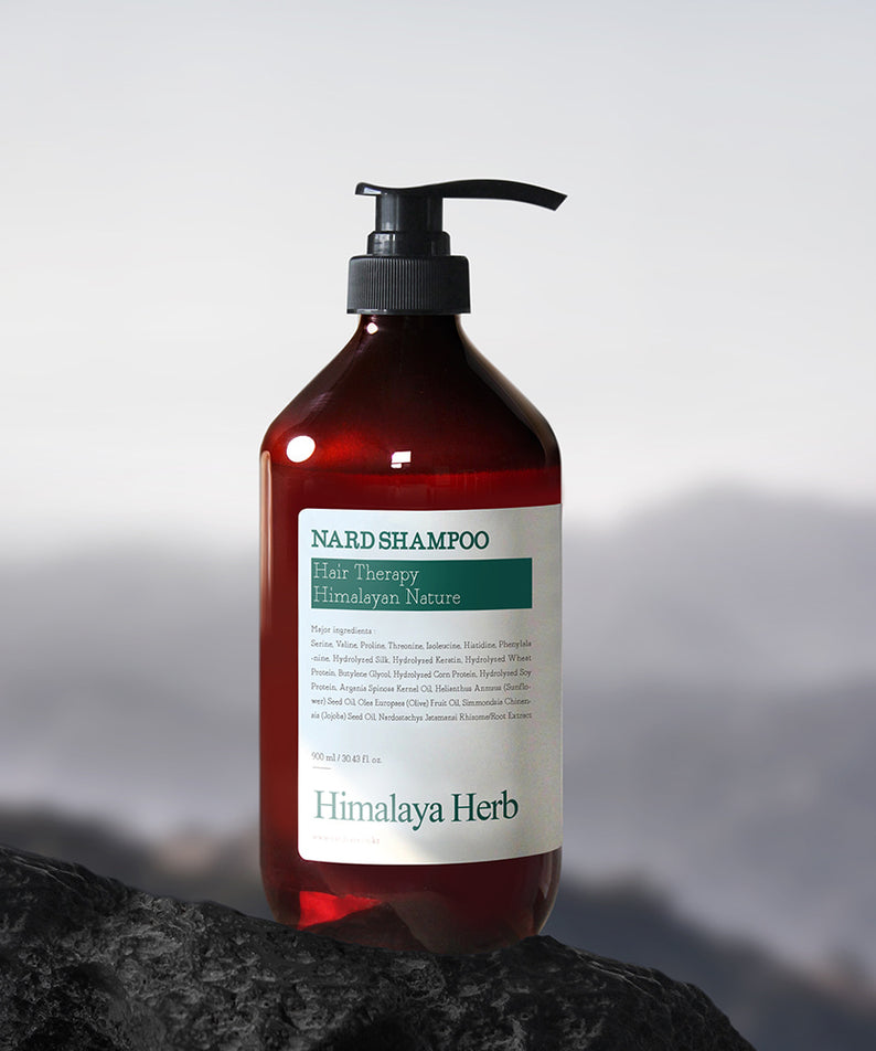 NARD Tea Tree Rosemary Shampoo 1000ml sur rocher, flacon pompe, ambiance montagne, marque NARD, style naturel.