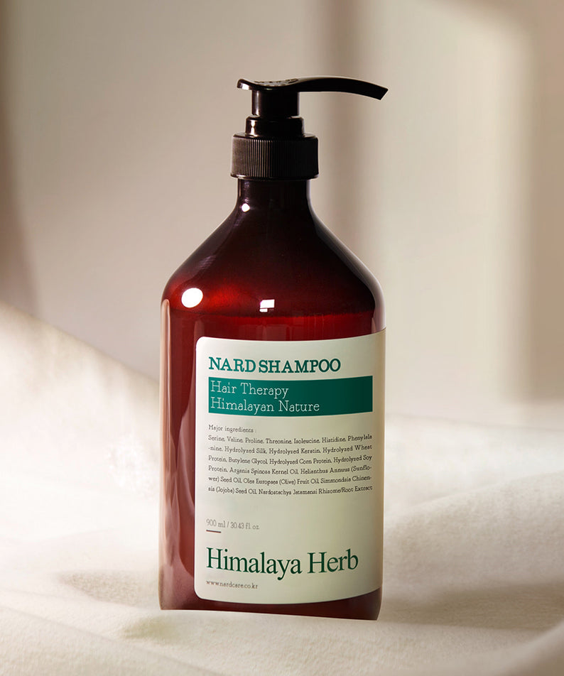 NARD Tea Tree Rosemary Shampoo 1000ml de la marque NARD, bouteille rouge avec pompe, sur fond crème, éclairage doux.