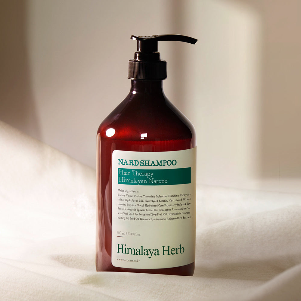 NARD Tea Tree Rosemary Shampoo 1000ml de la marque NARD, bouteille rouge avec pompe, sur fond crème, éclairage doux.