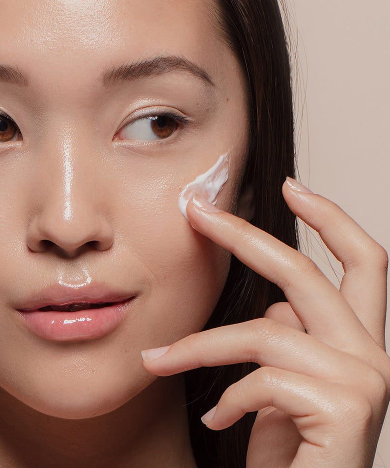 Décris l'image en français en mentionnant le produit, la marque et le contexte visuel : NARD UV Shield Sunscreen 50ml.