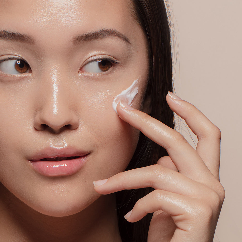 Décris l'image en français en mentionnant le produit, la marque et le contexte visuel : NARD UV Shield Sunscreen 50ml.