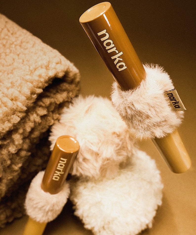 NARKA Hype Fit Hair Mascara [Winter Edition] de Narka, en tube brun sur peluche et tissu beige, ambiance hiver