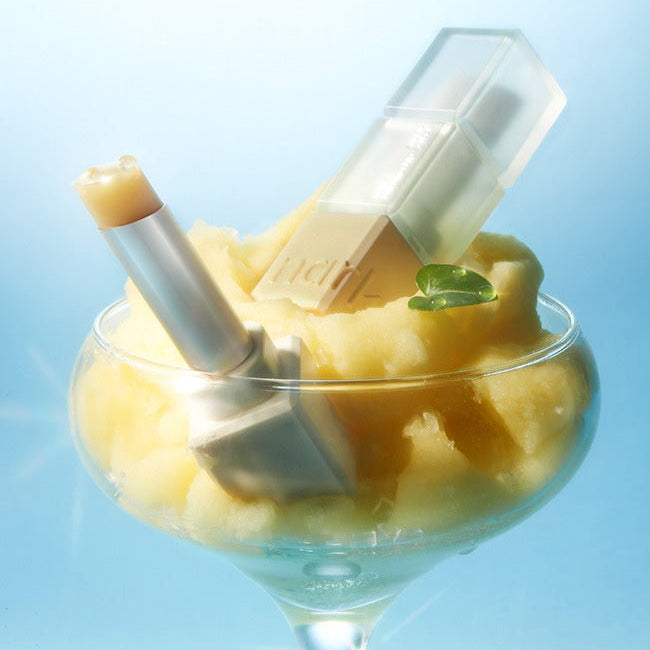NARKA Sugar Loving Lip Sorbet de la marque NARKA, présenté en sorbet jaune dans un verre sur fond bleu.
