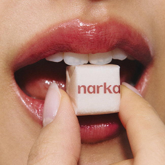 Décris l'image en français: NARKA Sugar Loving Lip Sorbet de la marque NARKA, pot sur lèvres rouges, gros plan.
