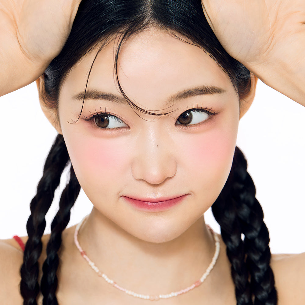 NATURE REPUBLIC Byflower Petal Blusher de la marque Nature Republic sur visage, maquillage blush rose en gros plan.