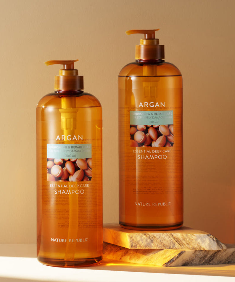 NATURE REPUBLIC Essential Deep Care Shampoo (Large Capacity) 1000ml : deux bouteilles Argan sur fond beige, contexte beauté.