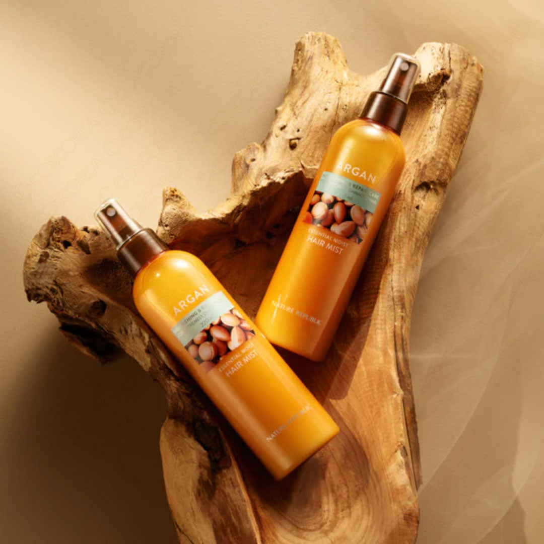 Décris l'image en français en mentionnant le produit, la marque et le contexte visuel. NATURE REPUBLIC Essential Moisture Hair Mist 220ml