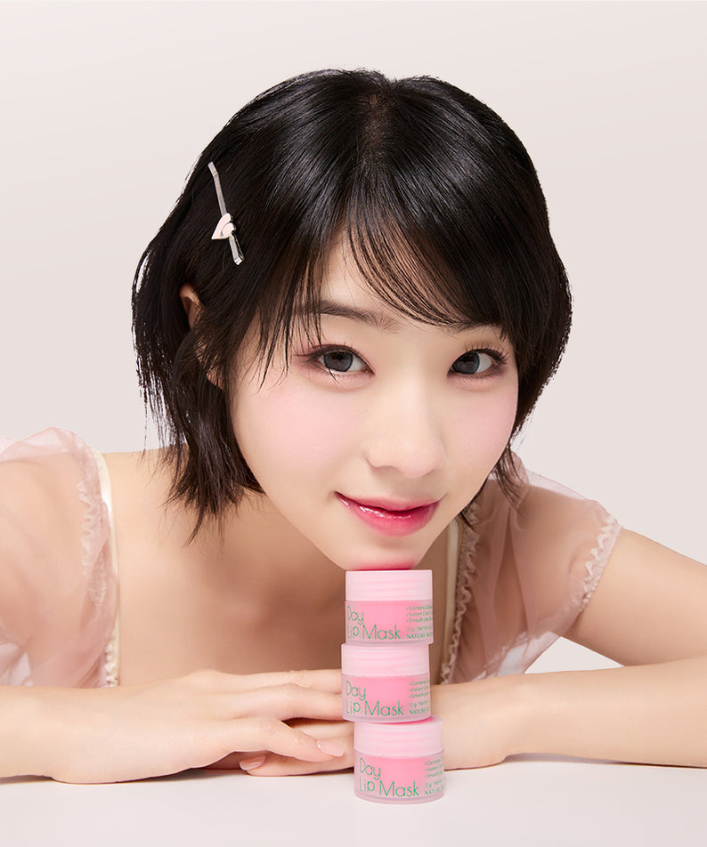 Portrait de la jeune femme devant le produit NATURE REPUBLIC Natural Made Lip Mask, marque NATURE REPUBLIC, sur table.