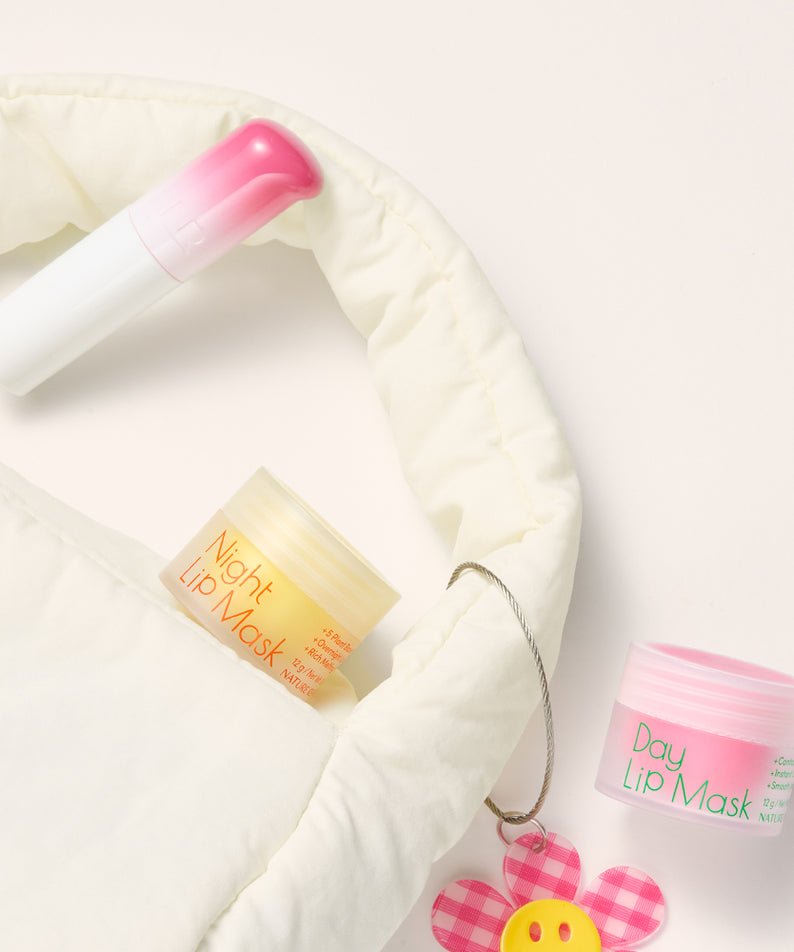 NATURE REPUBLIC Natural Made Lip Mask de la marque, flacons Day/Night sur tissu blanc, fond clair, packaging rose
