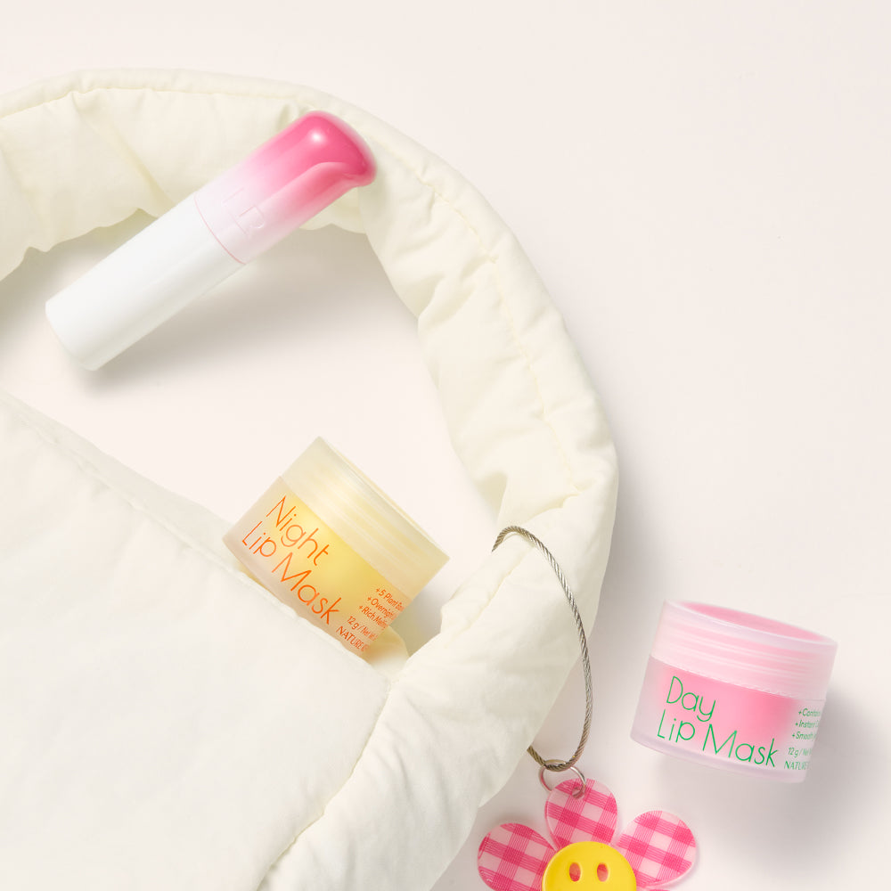 NATURE REPUBLIC Natural Made Lip Mask de la marque, flacons Day/Night sur tissu blanc, fond clair, packaging rose