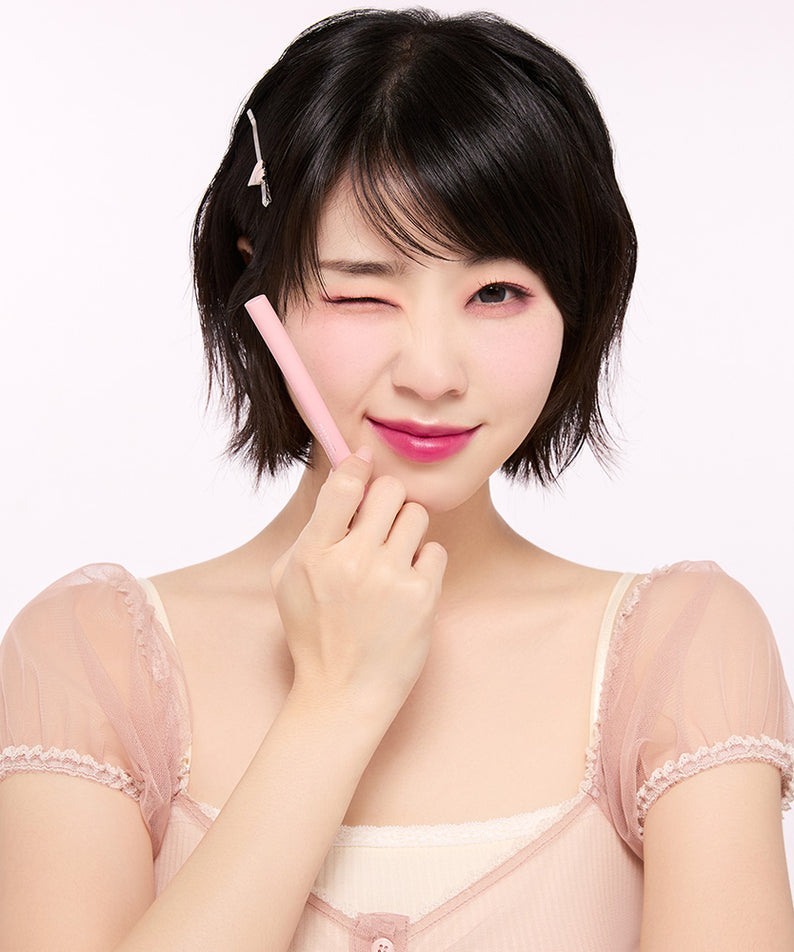 NATURE REPUBLIC Playmood Underbeam Liner par Nature Republic : maquillage sous l’œil, jeune femme en studio.