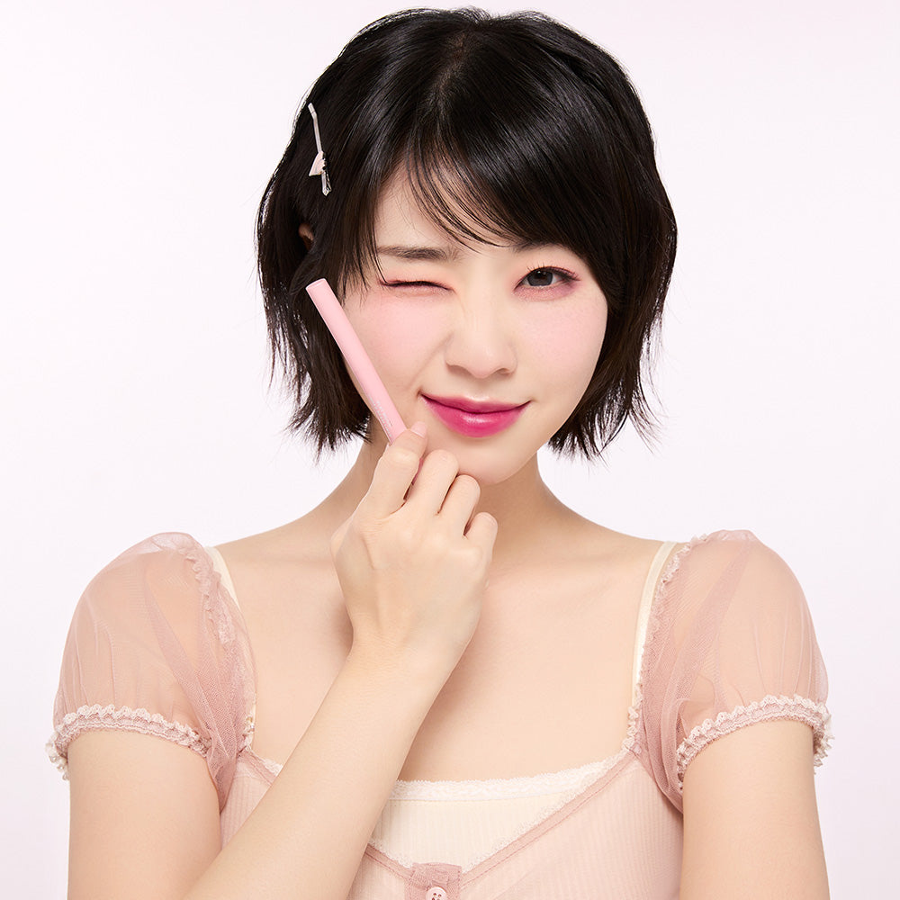 NATURE REPUBLIC Playmood Underbeam Liner par Nature Republic : maquillage sous l’œil, jeune femme en studio.