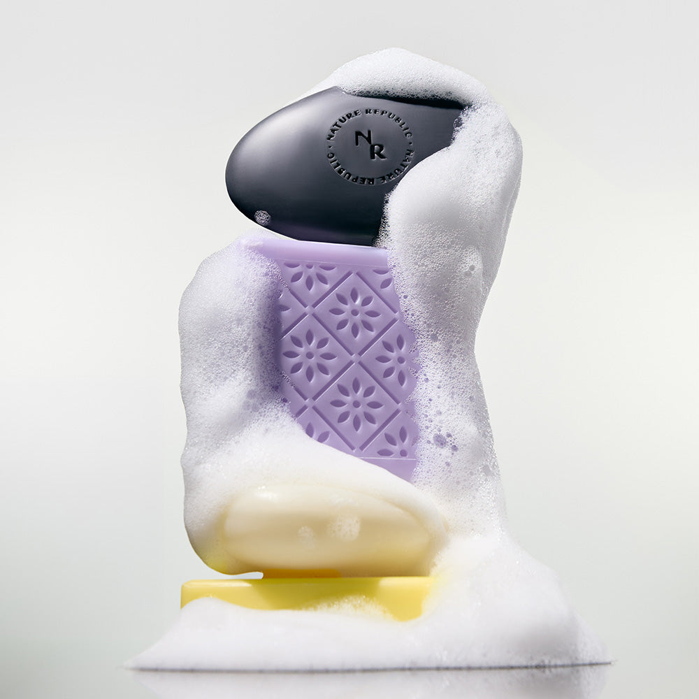 NATURE REPUBLIC Provence Soap de la marque NATURE REPUBLIC sur fond blanc, présenté avec texture de mousse et savon.