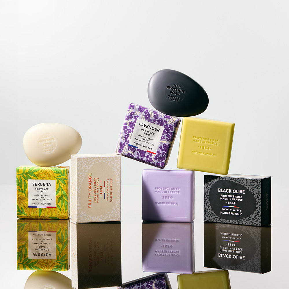NATURE REPUBLIC Provence Soap, savons colorés sur présentoir; marque Nature Republic, ambiance lavande sur fond clair.