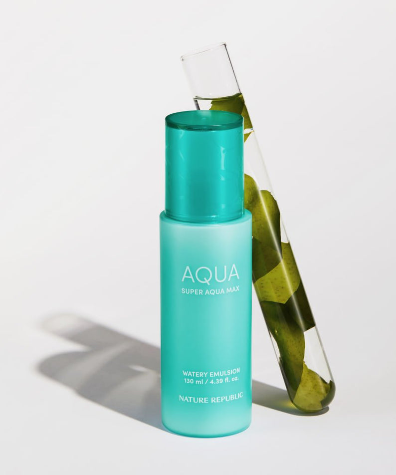 Flacon de NATURE REPUBLIC Super Aqua Max Watery Emulsion 130ml avec tube à essai décoratif en arrière-plan.