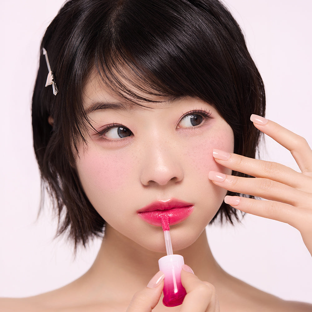 NATURE REPUBLIC Water Melting Adhesive Fixing Tint, femme appliquant un teint sur peau, marque en contexte beauté fond clair