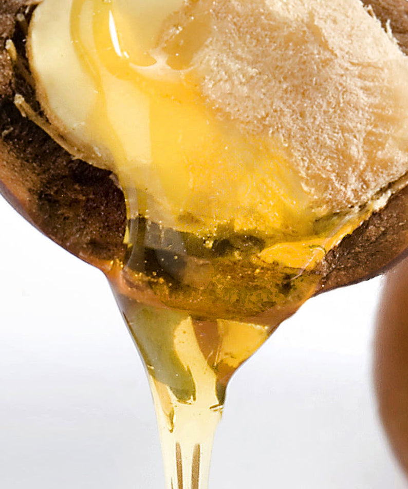 Goutte de miel doré sur abricot mûr, texture riche et appétissante, éclatant de fraîcheur naturelle.