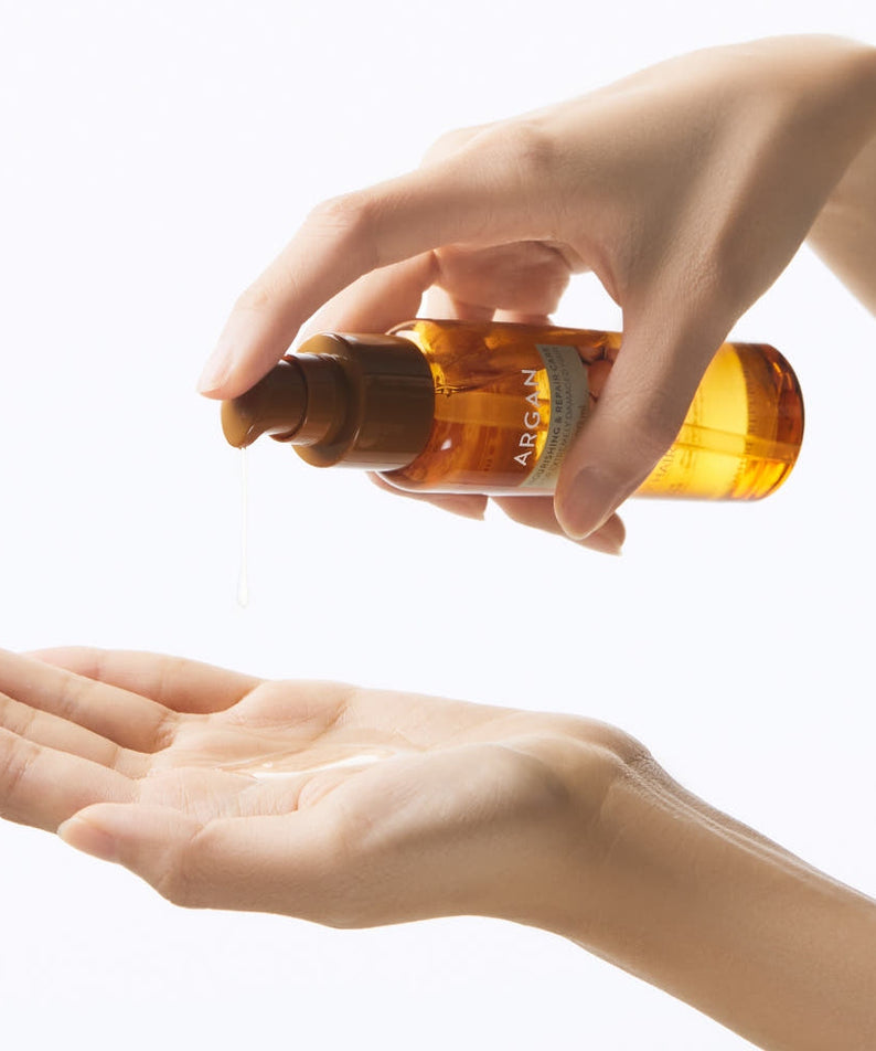 NATURE REPUBLIC Essential Deep Care Hair Essence 80ml appliqué sur les mains, soin capillaire nourrissant idéal pour une hydratation intense.