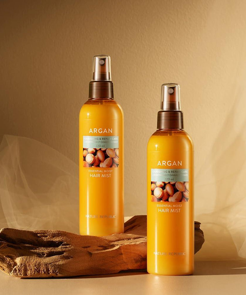 Deux bouteilles de NATURE REPUBLIC Essential Moisture Hair Mist 220ml sur fond beige, mettant en avant une brume capillaire nourrissante.