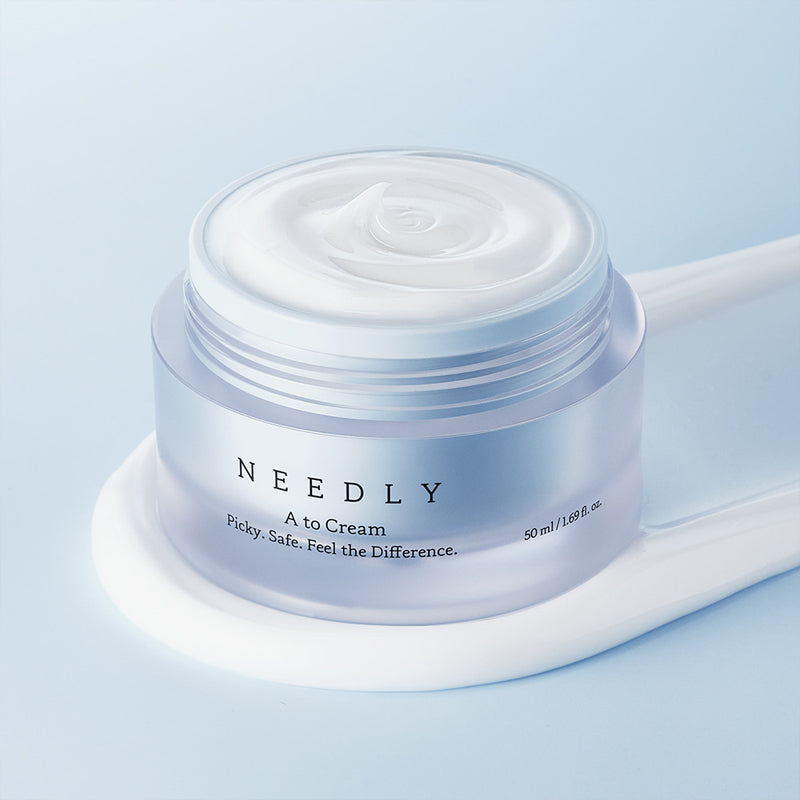 NEEDLY A to Cream 50ml de la marque NEEDLY, pot blanc sur fond bleu, crème lisse en contexte beauté.