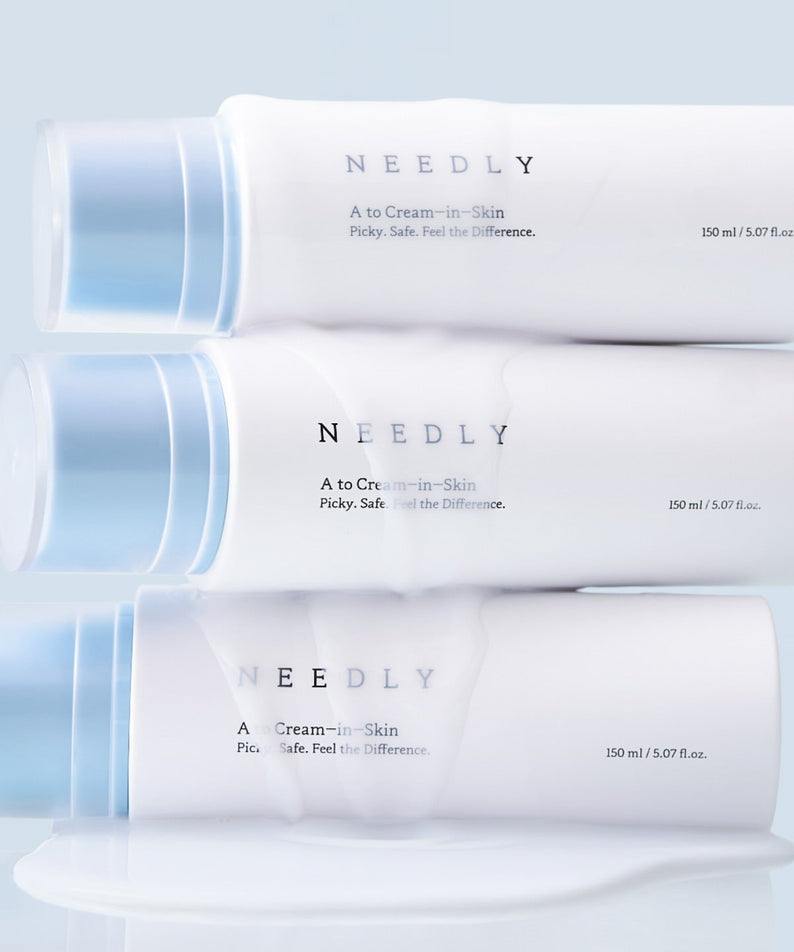 Décris l'image en français : NEEDLY A to Cream Skin 150ml de NEEDLY, pots crème sur fond bleu clair.