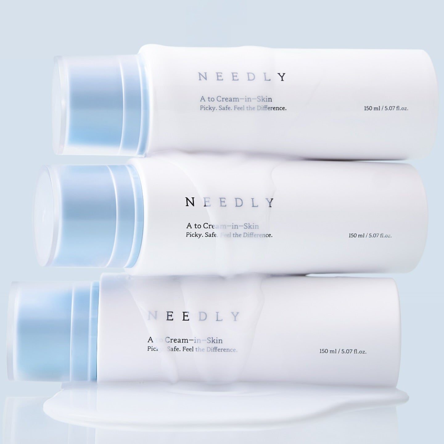 Décris l'image en français : NEEDLY A to Cream Skin 150ml de NEEDLY, pots crème sur fond bleu clair.