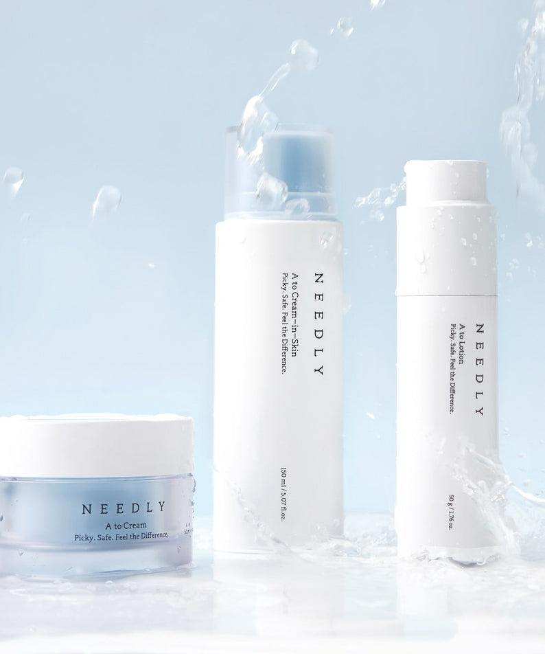NEEDLY A to Cream Skin 150ml de la marque Needly, crème visage hydratante sur fond bleu avec éclaboussures d’eau.