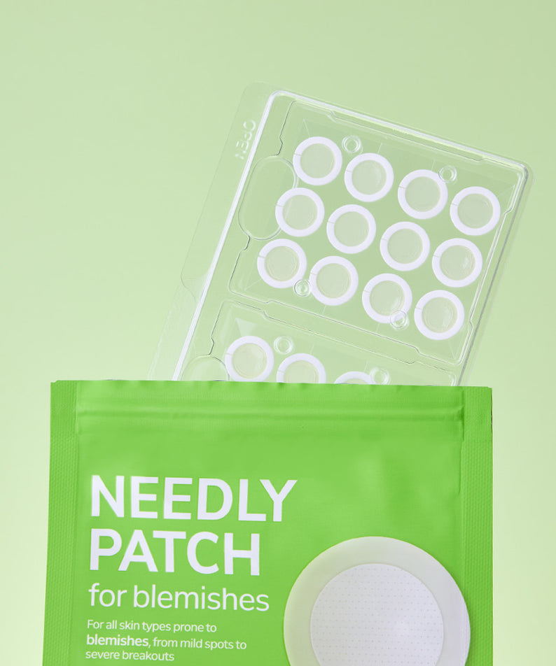 NEEDLY Patch for Blemish 24 Patches, marque NEEDLY, pack vert en gros plan sur fond vert clair
