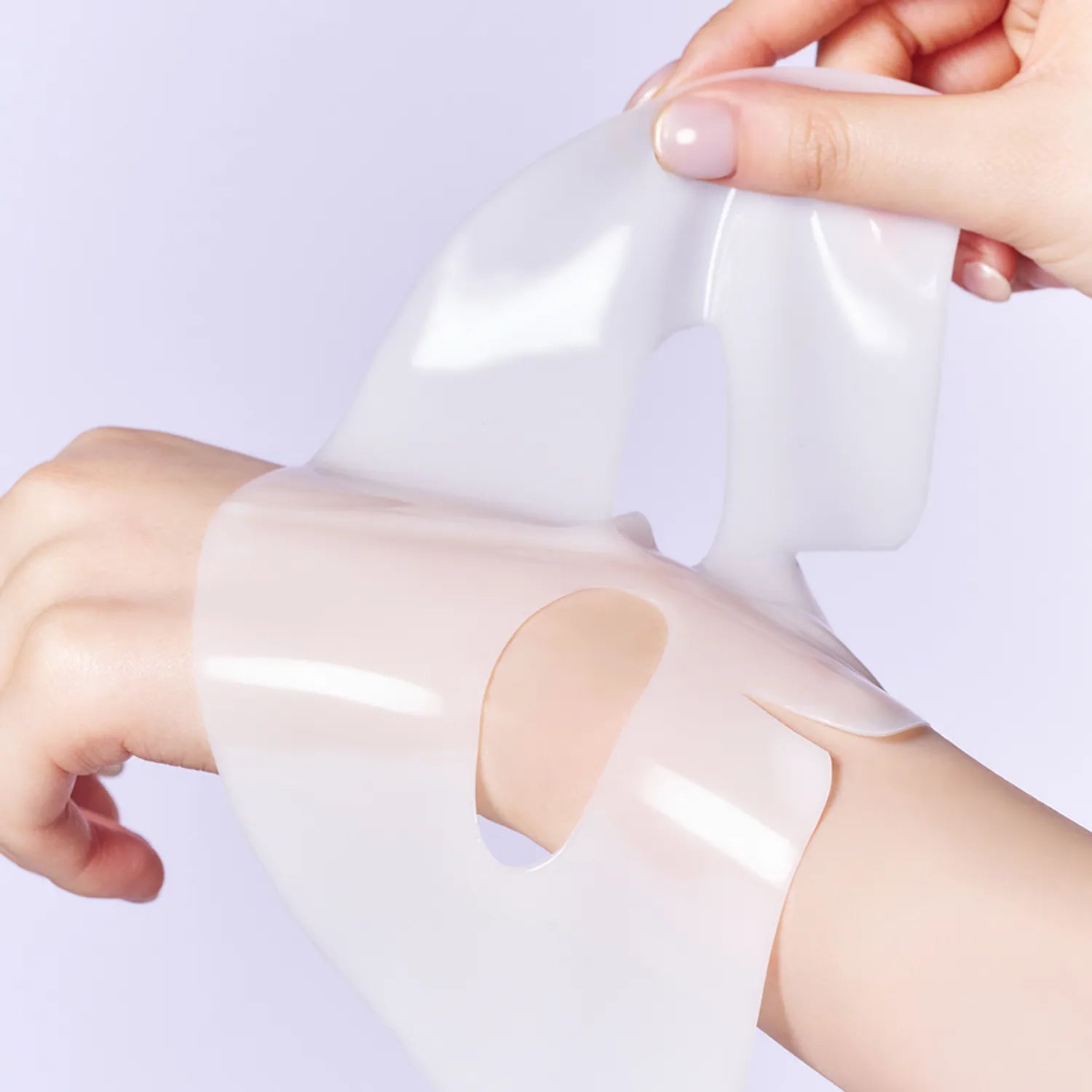 NEEDLY Retifit Collagen Gel Mask (4 sheets) de la marque NEEDLY : application en gel sur le visage, mains tenant le masque.