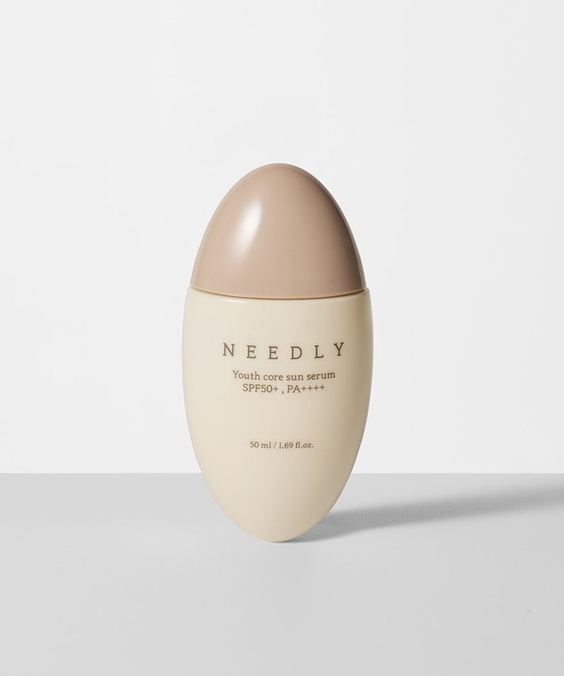 Flacon de NEEDLY Youth Core Sun Serum 50ml sur fond blanc