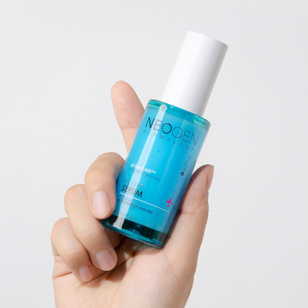 NEOGEN A Clear Serum 30ml, flacon bleu en main sur fond blanc, sérum visage de la marque NEOGEN