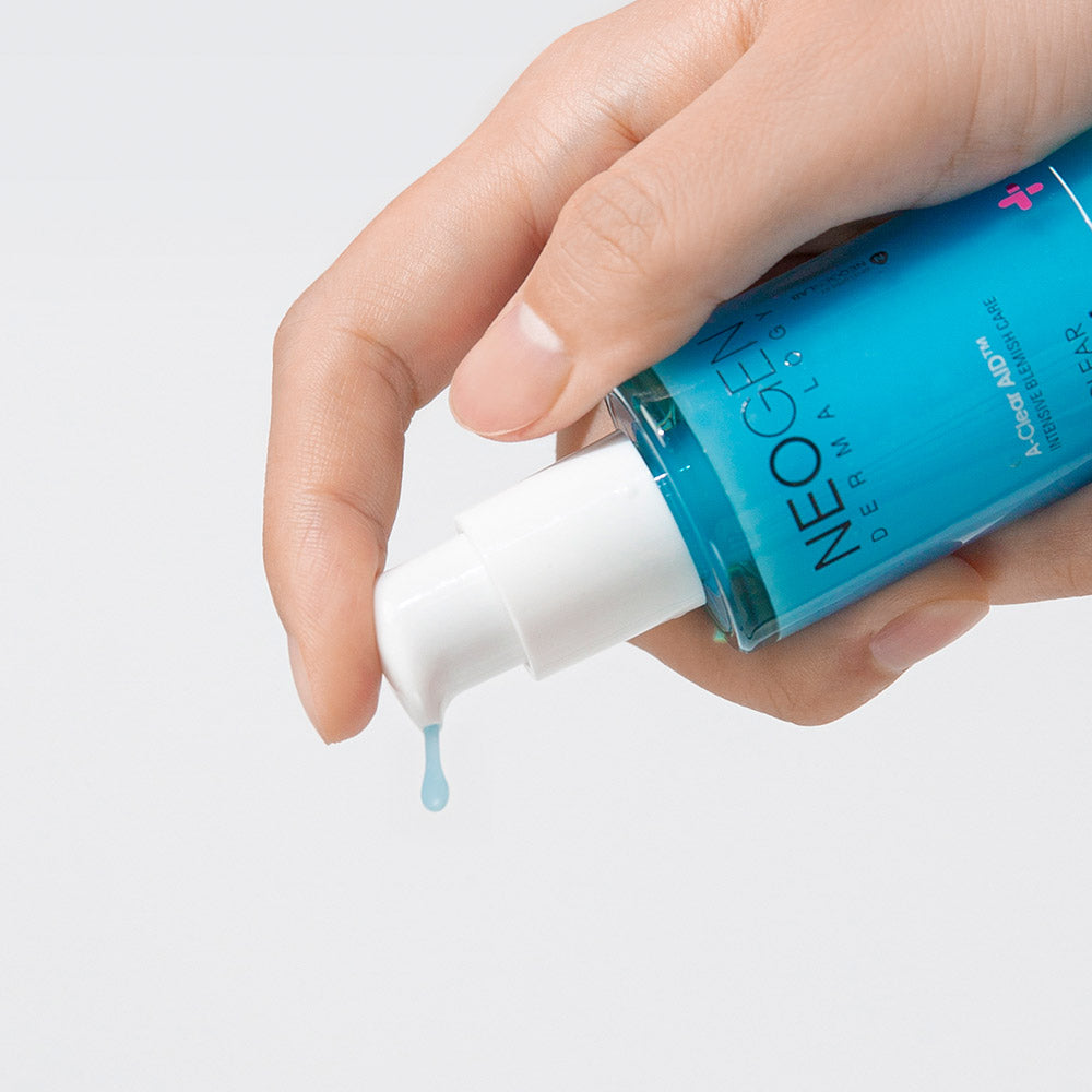 Main applique NEOGEN A Clear Serum 30ml de NEOGEN, goutte de sérum sur fond blanc (produit de soin visage).