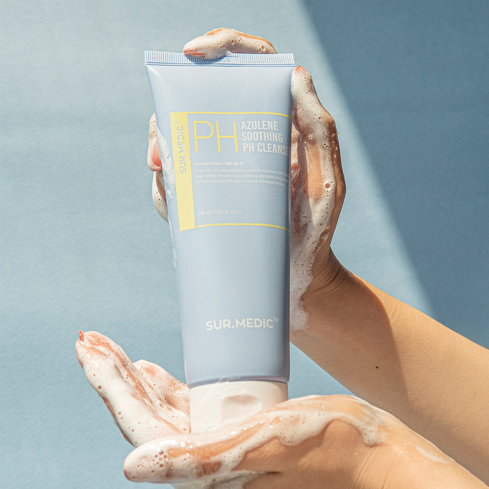 NEOGEN Azulene Soothing Midly Acidic Cleanser 150ml, marque sur la main sous l’eau, tube avec mousse, contexte visuel bleu