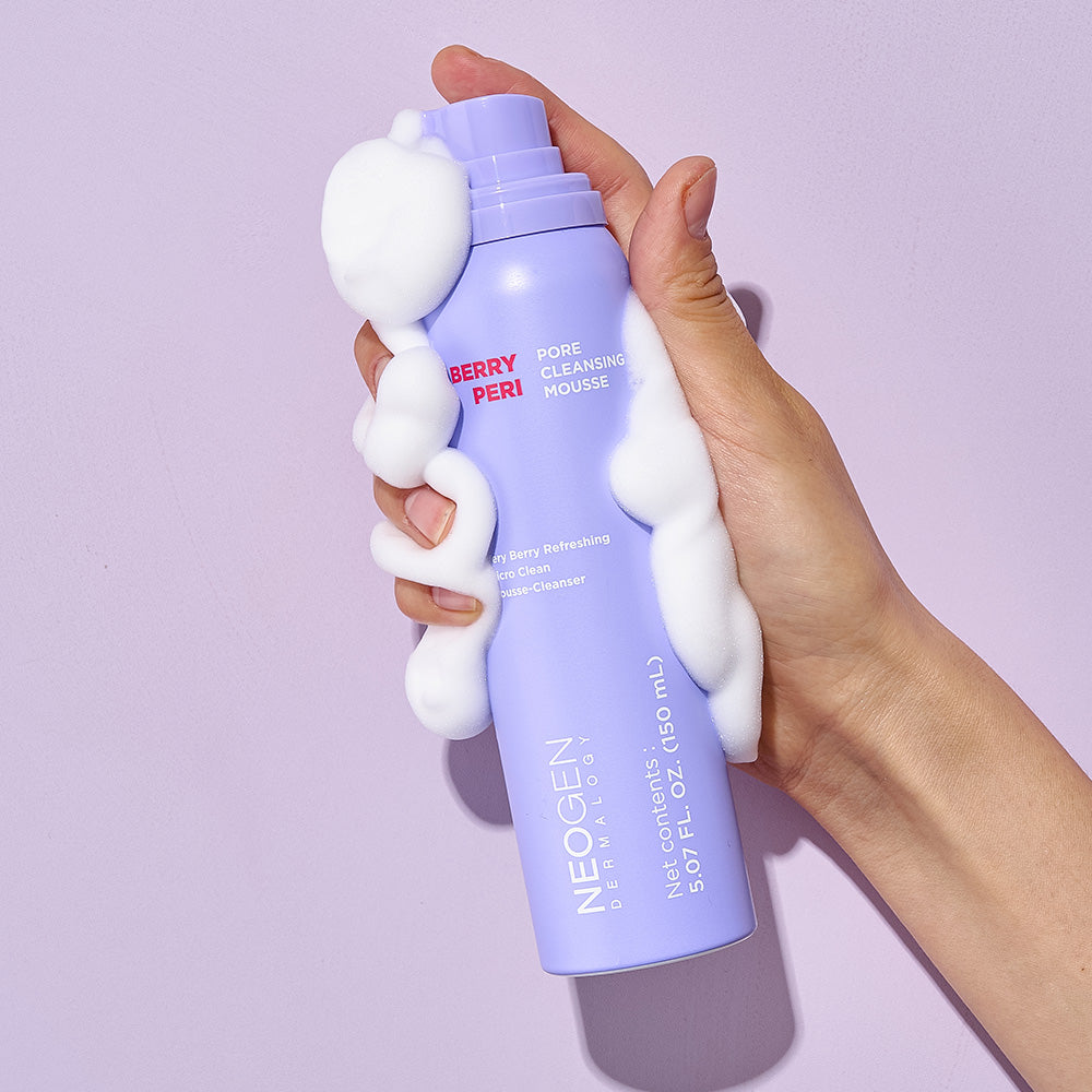NEOGEN Berry Peri Pore Cleansing Mousse 150ml en flacon bleu, mains l’appliquant sur fond violet clair, mousse blanche