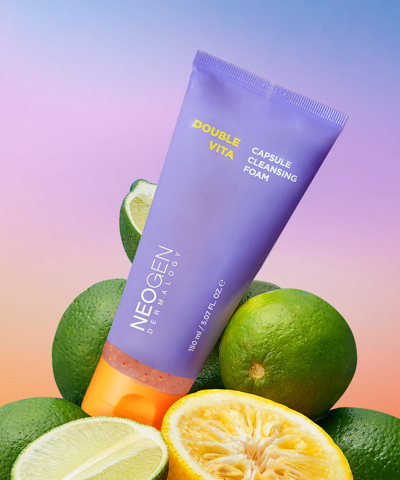NEOGEN Dounble Viita Capsual Cleansing Foam 150ml, tube violet sur agrumes, contexte visuel coloré sur fond dégradé.