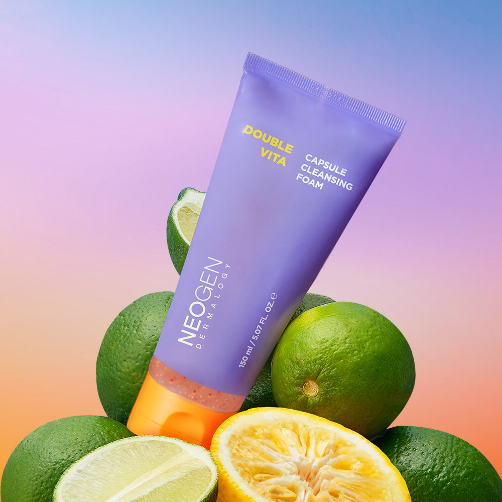 NEOGEN Dounble Viita Capsual Cleansing Foam 150ml, tube violet sur agrumes, contexte visuel coloré sur fond dégradé.