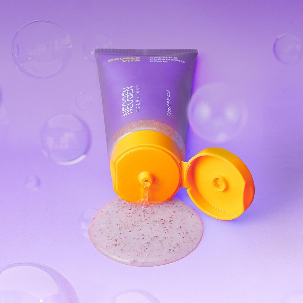 NEOGEN Dounble Viita Capsual Cleansing Foam 150ml de NEOGEN, tube violet et capsule ouverte sur fond violet avec bulbes