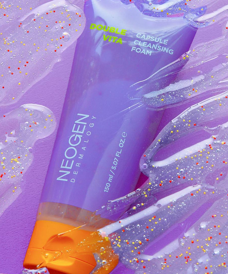 NEOGEN Dounble Viita Capsual Cleansing Foam 150ml : tube violet et mousse, confettis colorés sur fond esthétique.