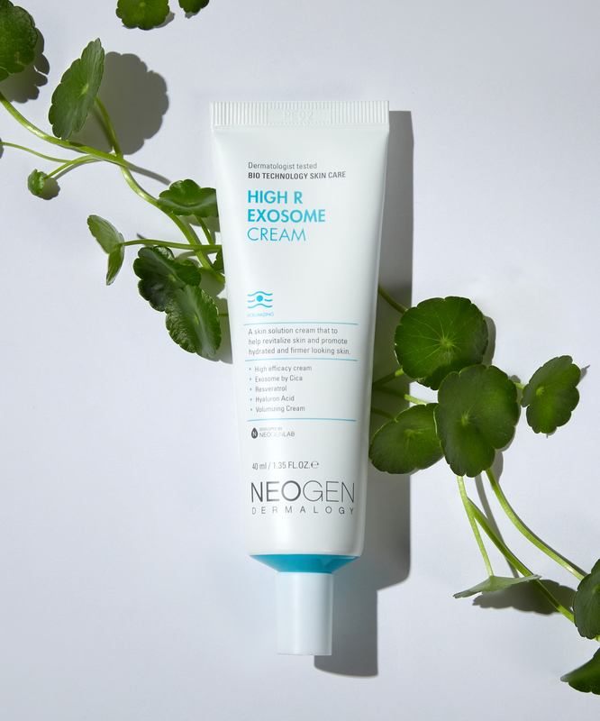 Décris l'image en français : NEOGEN Hyal Exosome Cream 40ml, tube crème près de feuilles vertes sur fond clair.