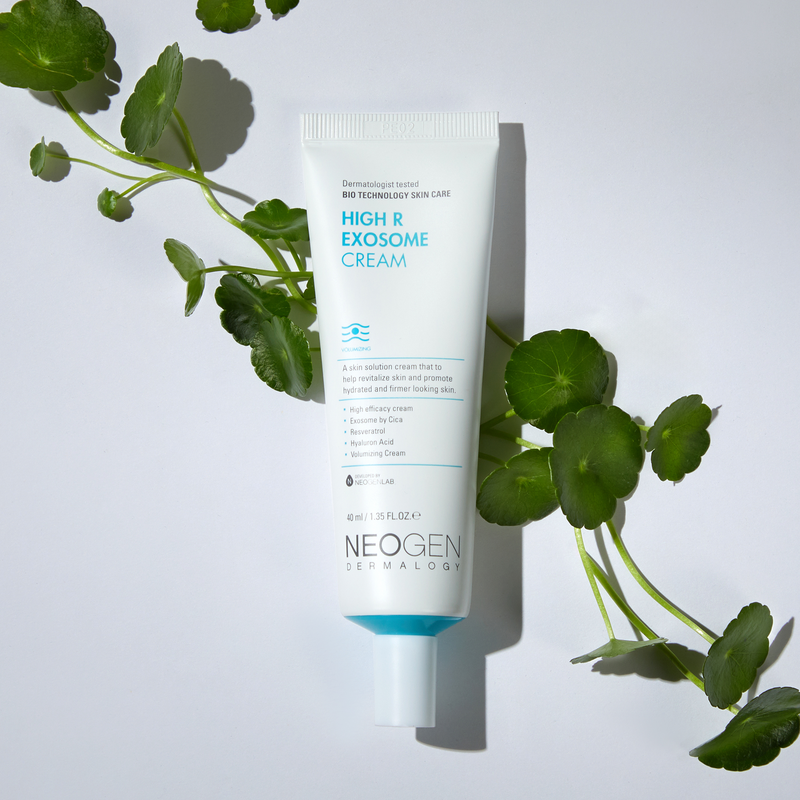 Décris l'image en français : NEOGEN Hyal Exosome Cream 40ml, tube crème près de feuilles vertes sur fond clair.