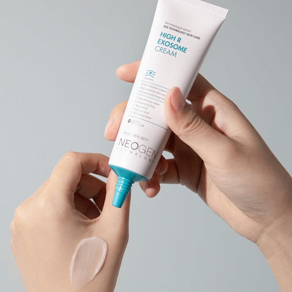 Décris l'image en français : NEOGEN Hyal Exosome Cream 40ml de la marque NEOGEN, tube crème tenu sur fond clair.