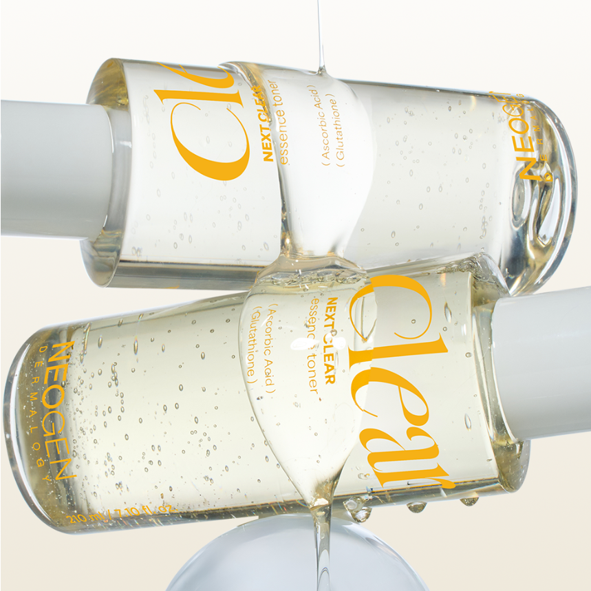 NEOGEN  Next Clear Essence Toner 210ml de NEOGEN, flacons transparents sur fond blanc, gouttes d’eau visuelles.