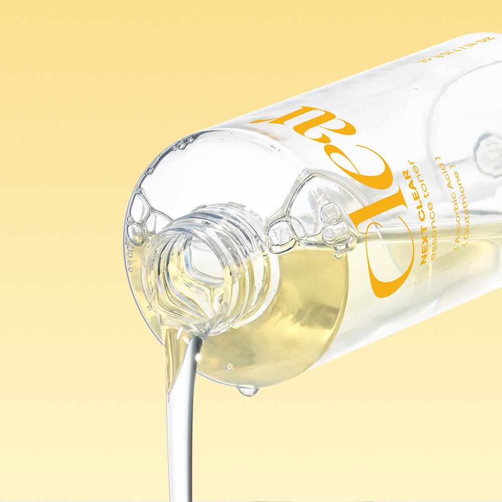 NEOGEN  Next Clear Essence Toner 210ml, bouteille de toner sur fond jaune, verseur de liquide en gros plan.
