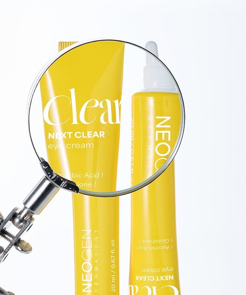 NEOGEN  Next Clear Eye Cream 20ml de la marque NEOGEN, flacon jaune sur fond blanc, loupe et contexte beauté.
