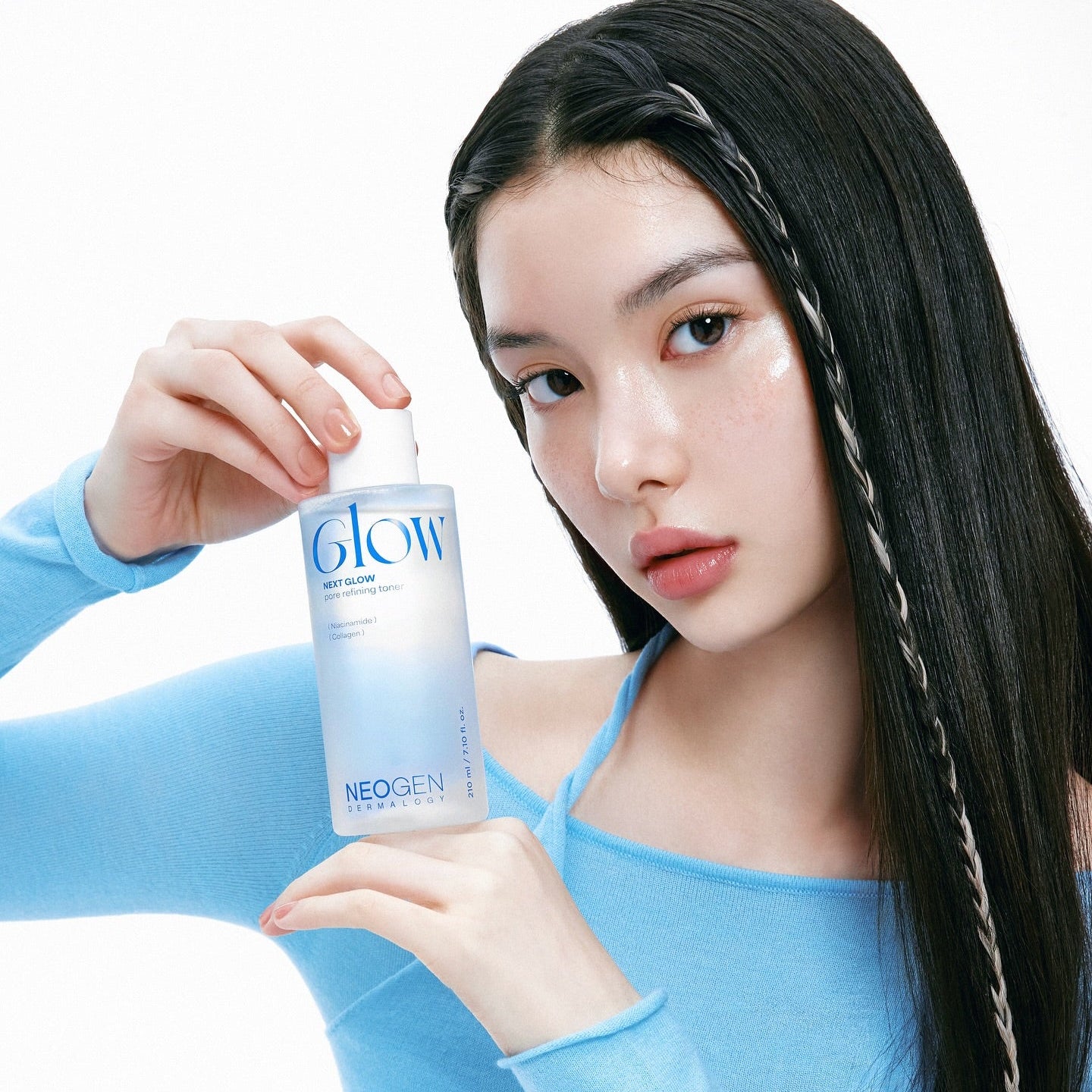 NEOGEN Next Glow Pore Refining Toner 210ml : femme en skincare montrant le flacon sur fond clair, marque NEOGEN