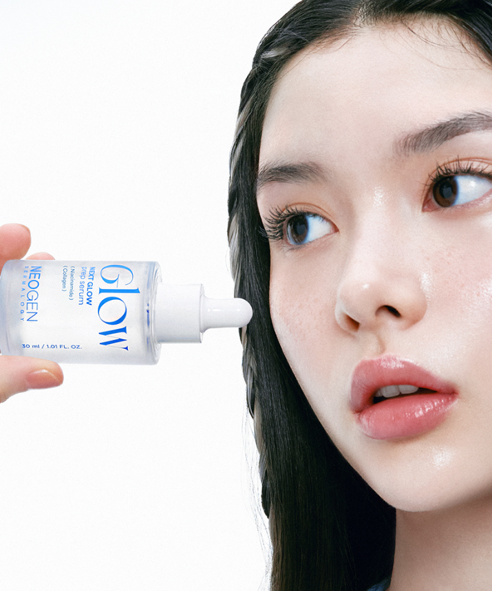 NEOGEN  Next Glow Prep Serum 32ml : flacon sérum appliqué sur le visage d’une femme, éclat visage en contexte skincare